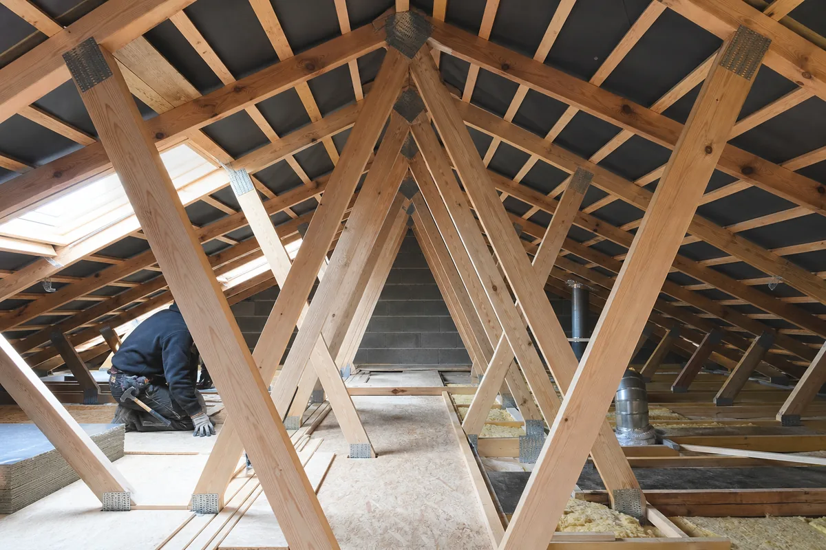 Fermettes industrielles en W sous les combles d'une maison individuelle récente